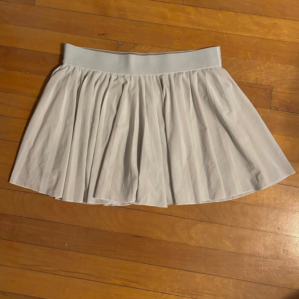 Tna Aritzia Size L Pleated Tennis Skirt Skort Golf Pickleball Built In Shorts